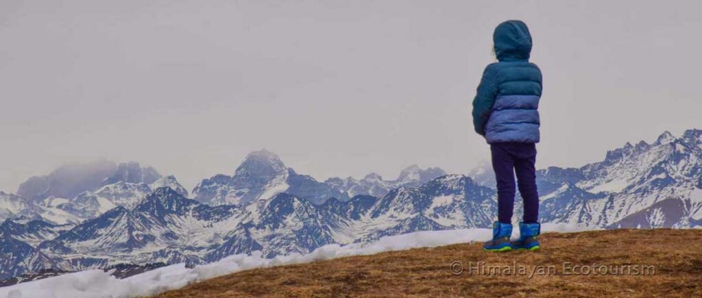 Notre jeune randonneur profitant de la vue sur le majestueux Himalaya