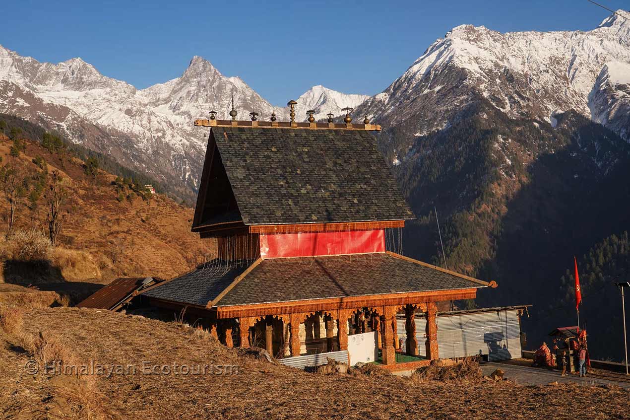 Temple de Devi Kothi avec des montagnes majestueuses en toile de fond dans la vallée de Churah