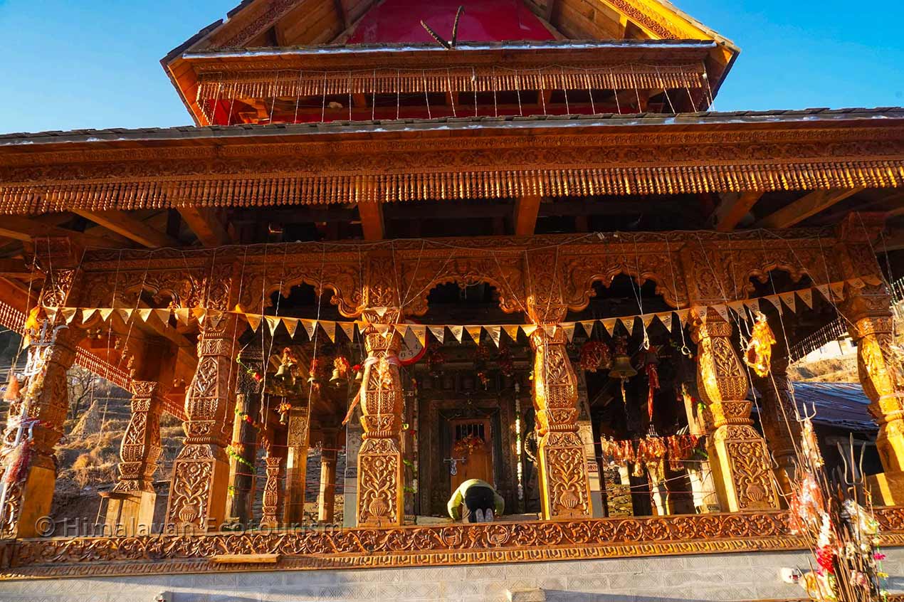 Quelqu'un priant au temple Devi Kothi (Mandir) dans le temple Devi Kothi, vallée de Churah