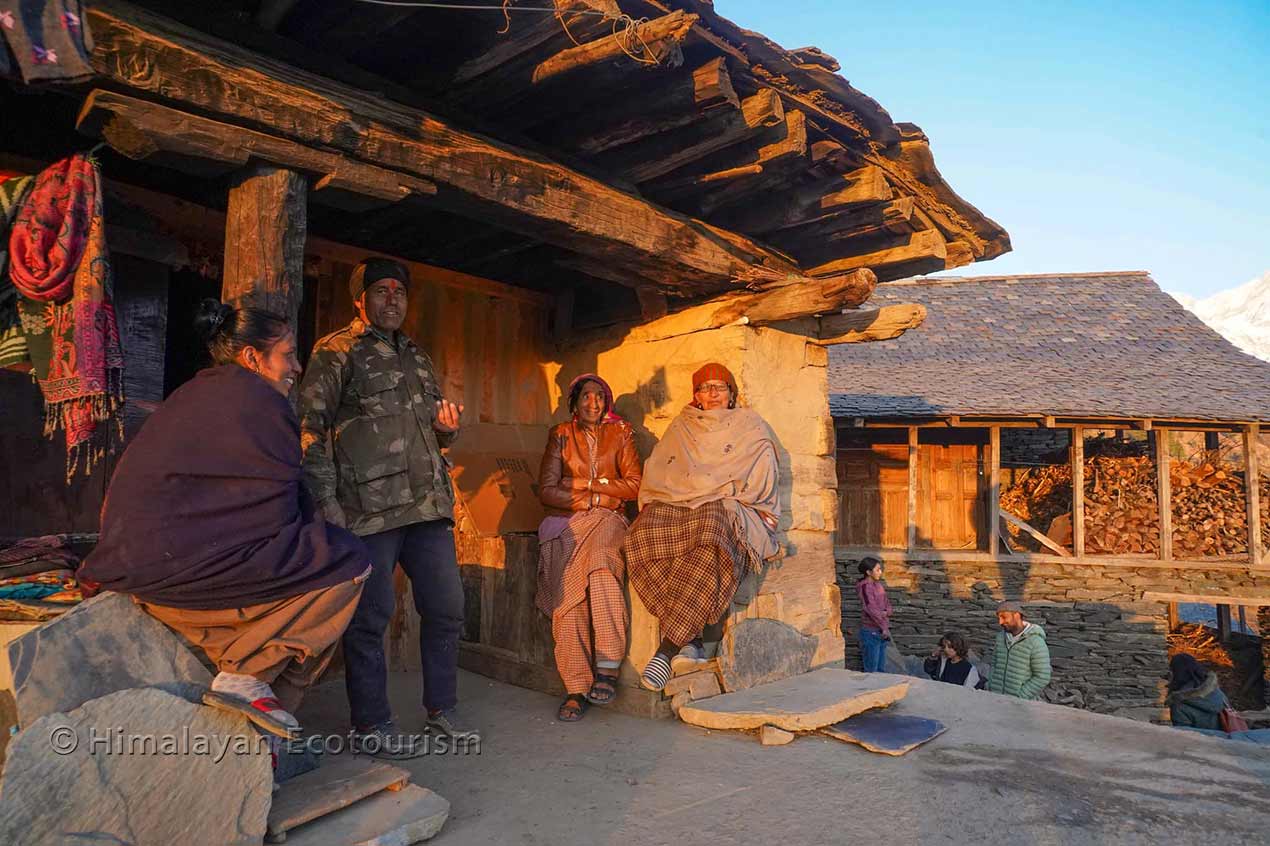 Maison traditionnelle avec la famille à Devi Kothi, vallée de Churah