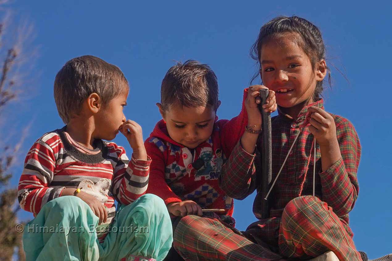 Enfants jouant en plein air, vallée de Churah