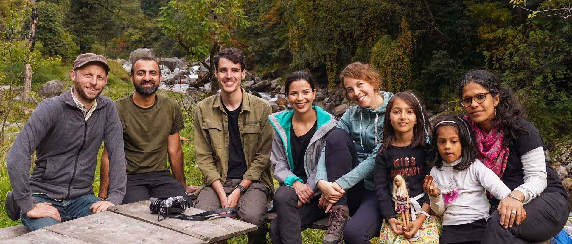 Signification de l'écotourisme - groupe de touristes dans un parc national de l'Himalaya