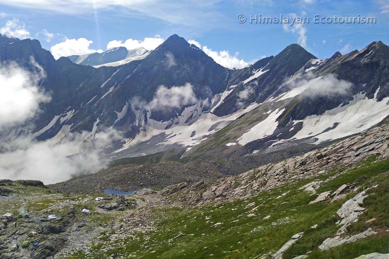 Trek du lac Gadasaru, au dessus du lac - Vallée de Churah