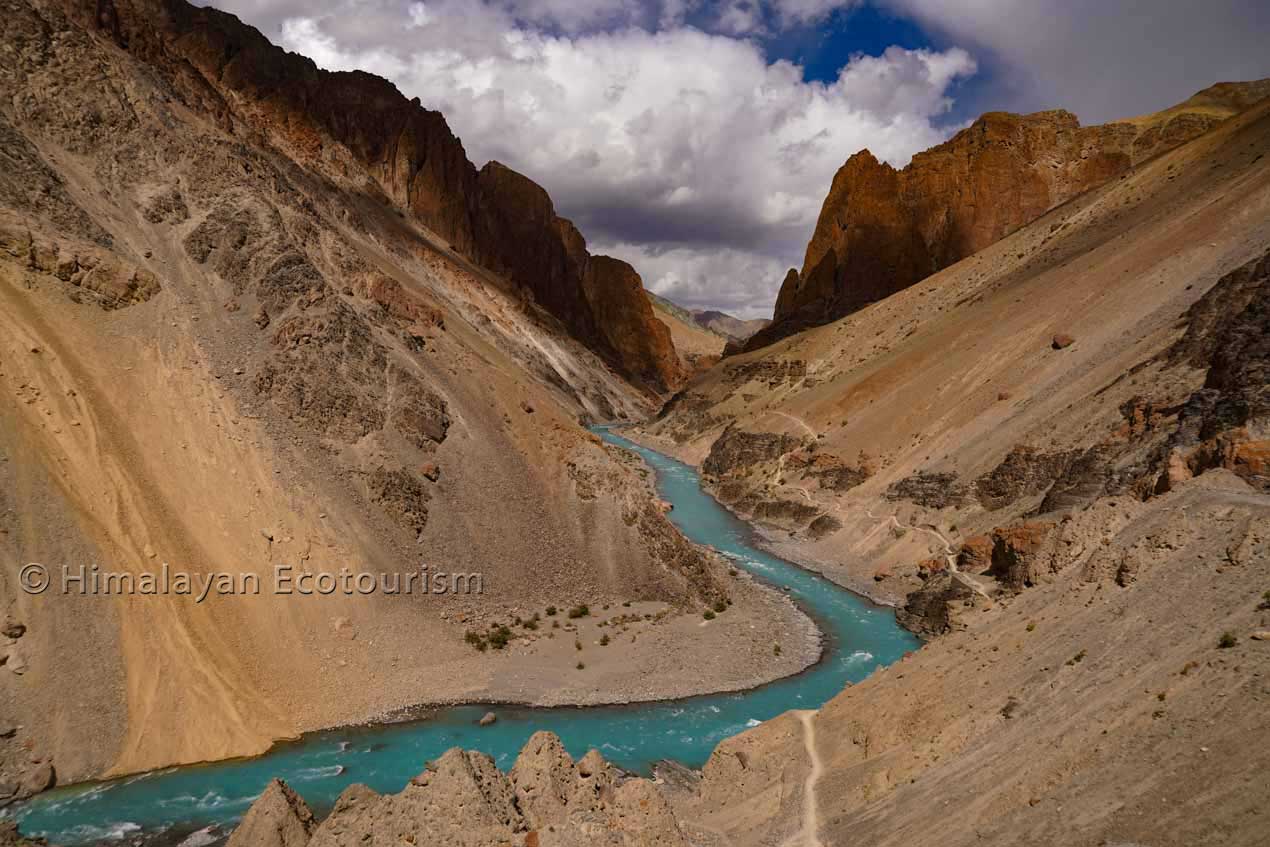 La vallée de Tsarap menant au monastère de Phuktal au Zanskar