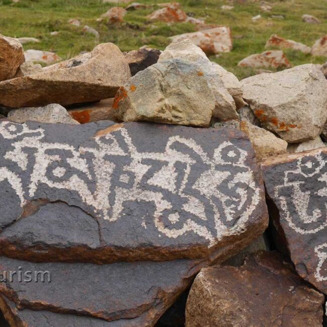 Phyang to Hunder trek, Nubra - rock carving, Tibetan writing