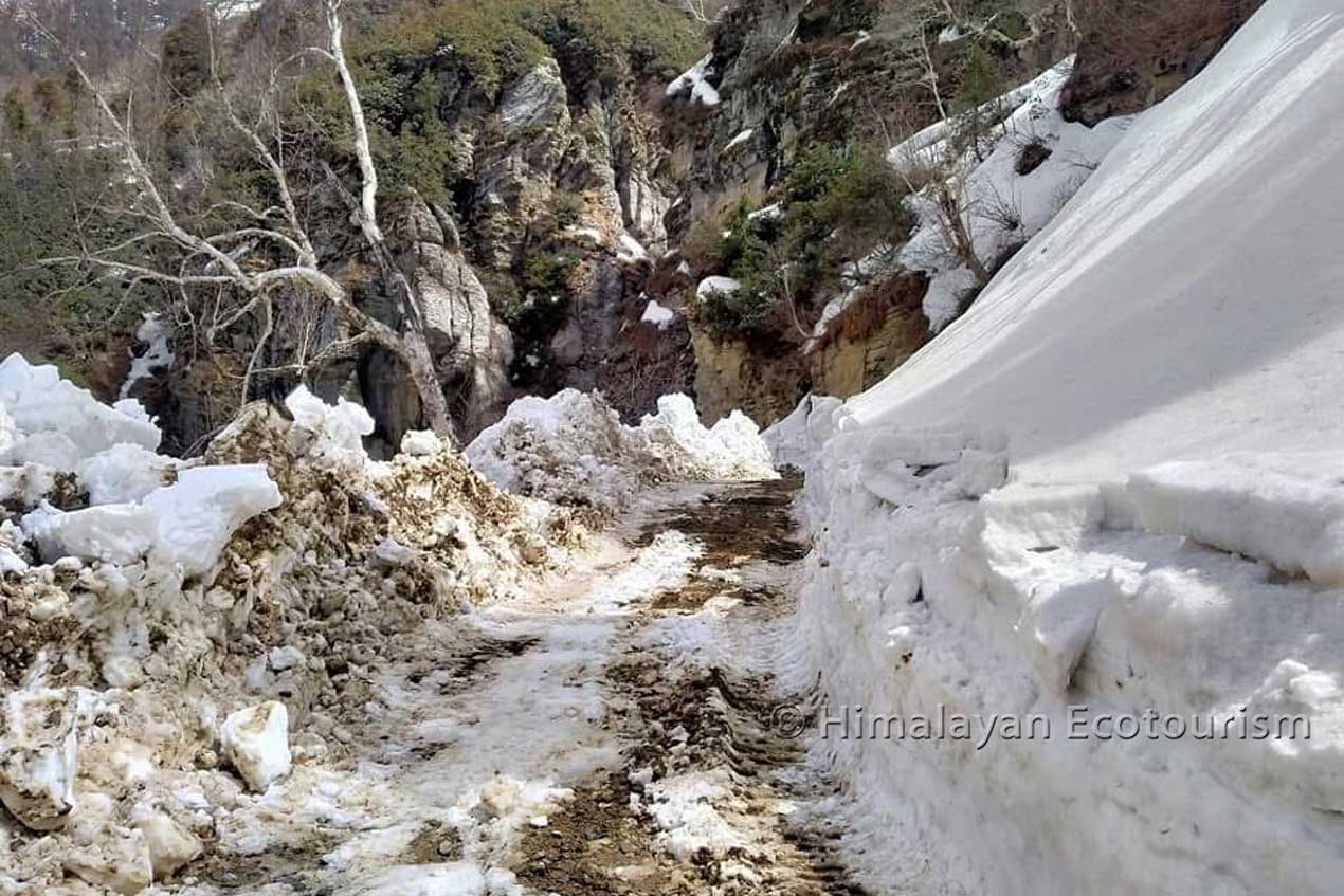 Snow on the road to the Sach pass