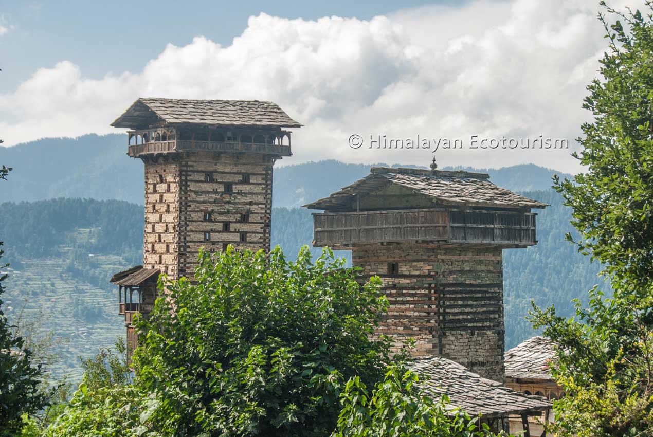 Vue du Chehni Kothi près de Jibhi