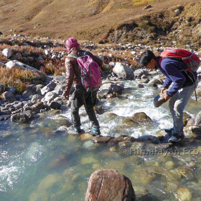 Traversée de la rivière lors du trek de la vallée de Tirthan dans le Great Himalayan National Park