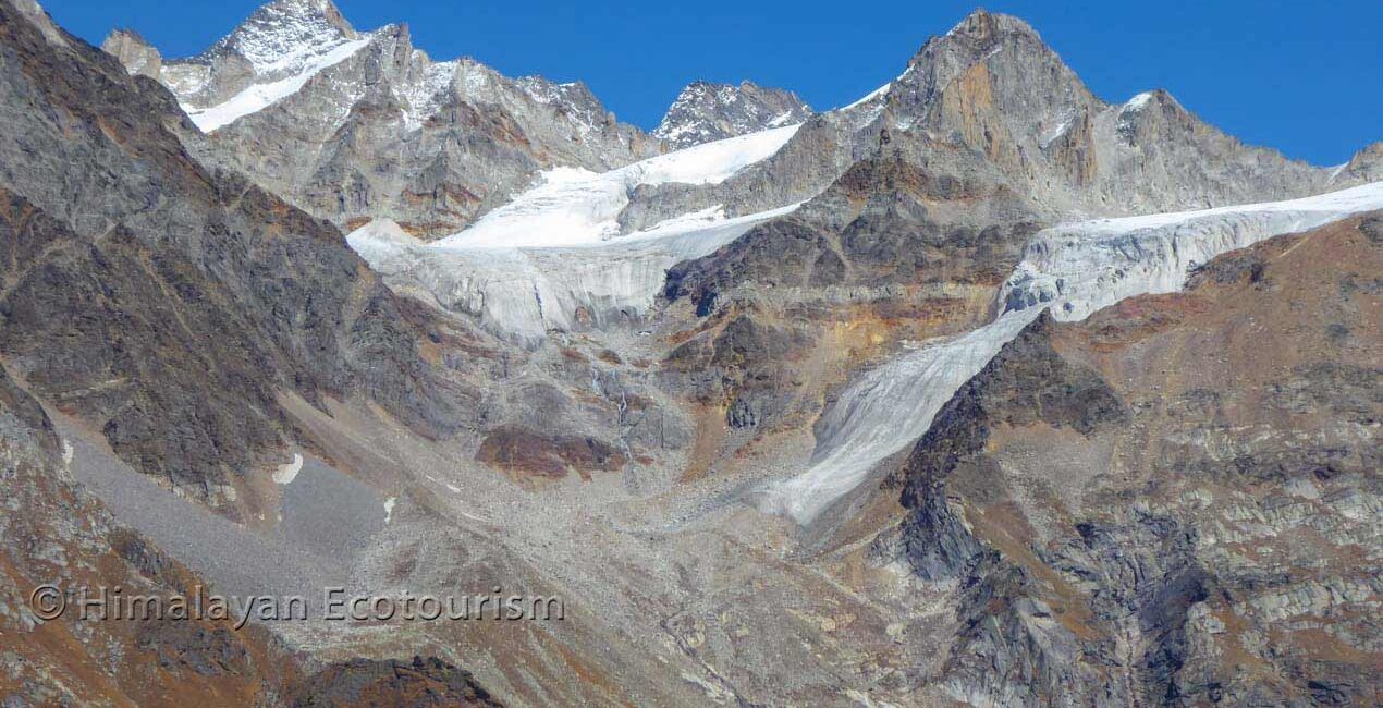 Chaînes de montagnes enneigées dans la vallée de Tirthan