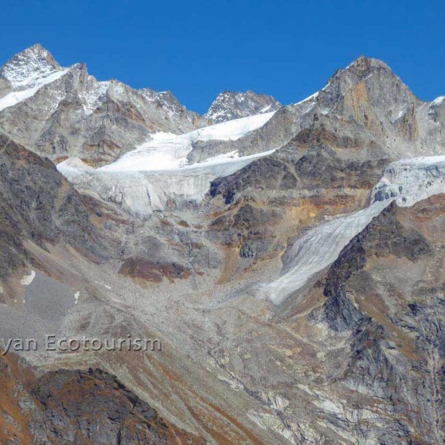 Chaînes de montagnes enneigées dans la vallée de Tirthan